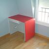 Bureau extensible fermé avec plateau laqué rouge