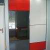 Placard portes coulissante en laqué rouge et gris avec application miroir